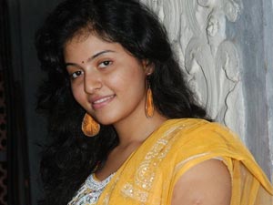 హాట్ టాపిక్: అంజలిని కంట్రోల్ చేస్తున్న నిర్మాత హాట్ టాపిక్: అంజలిని కంట్రోల్ చేస్తున్న నిర్మాత