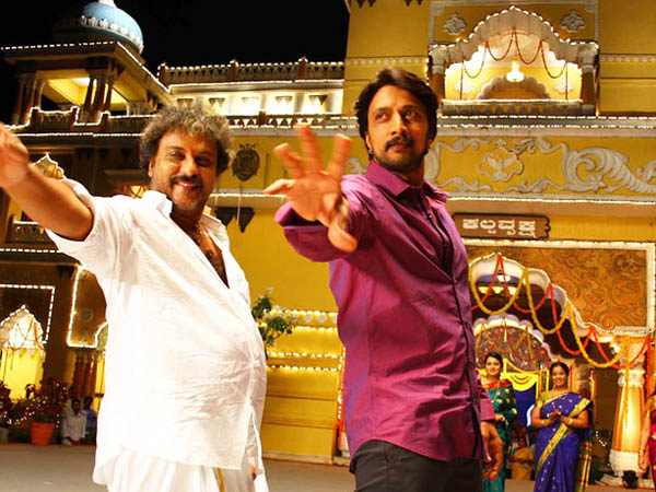 థియేటర్ అద్దాల్ని పగులకొట్టి, ఫర్నిచర్ ధ్వంసం థియేటర్ అద్దాల్ని పగులకొట్టి, ఫర్నిచర్ ధ్వంసం
