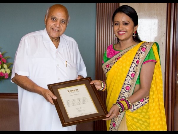RAMOJI RAO presents Limca Book of Records to Suma RAMOJI RAO presents Limca Book of Records to Suma