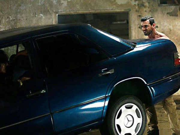John Abraham lifts a 1580 kg car in Force 2 John Abraham lifts a 1580 kg car in Force 2