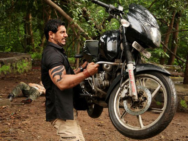 John Abraham lifts a 1580 kg car in Force 2 John Abraham lifts a 1580 kg car in Force 2