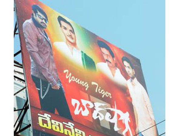 ఫ్లెక్సీల విషయంలో నిలదీత..