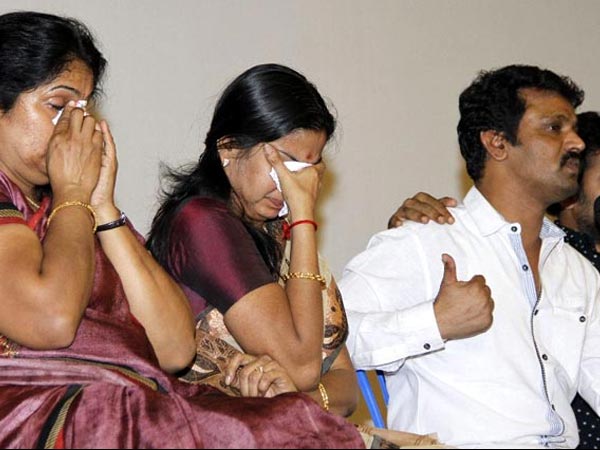 మనస్తాపంతో కత్తి పోటు..