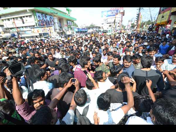 తరలివచ్చిన అభిమానులు
