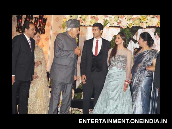 రాజకీయ నాయకులు సందడి