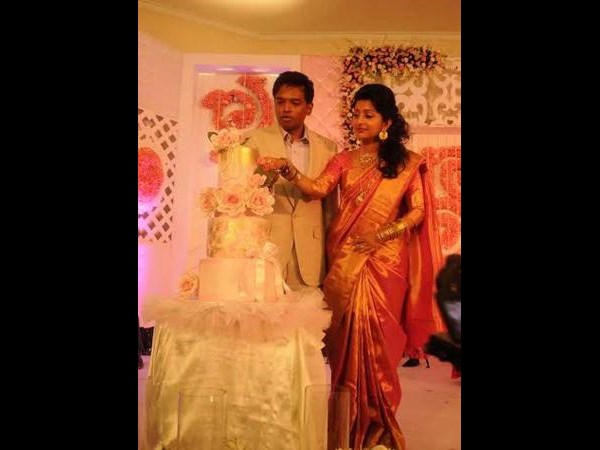 కేక్ కట్ చేస్తూ...