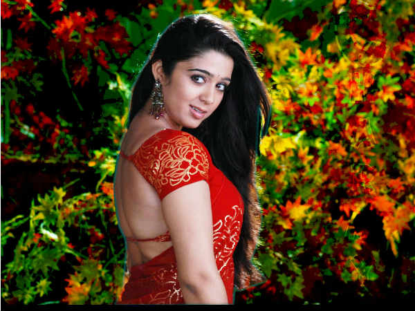 ఎరుపు చీరలో చార్మి