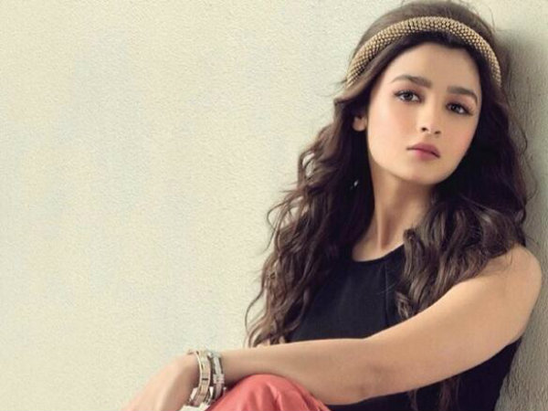 Alia Bhatt, Varun escape unhurt in car crash Alia Bhatt, Varun escape unhurt in car crash