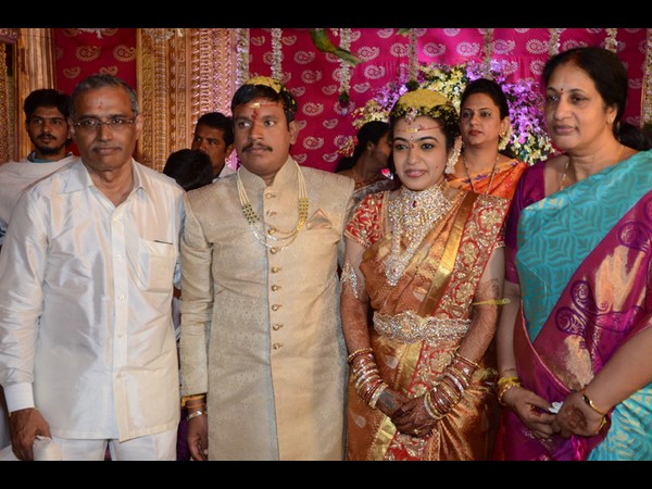 నూతన దంపతులతో