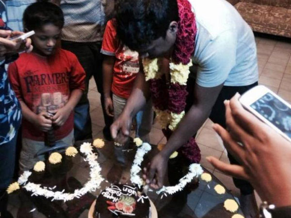 కేక్ కట్ చేస్తున్న యువన్