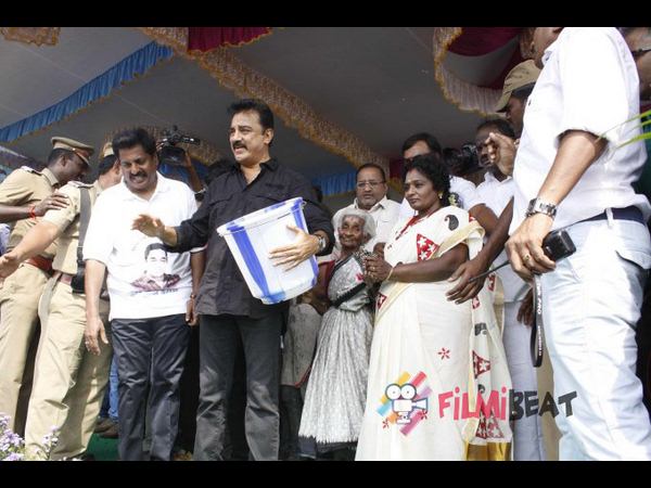 Actor Kamal Haasan Picks Up the Broom for 'Swachh Bharat' Campaign Actor Kamal Haasan Picks Up the Broom for 'Swachh Bharat' Campaign