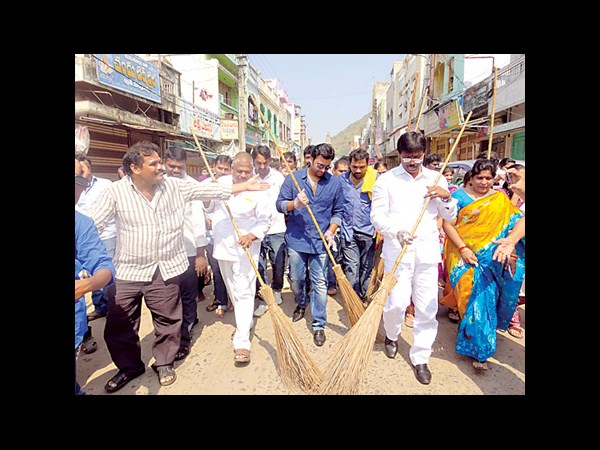 Nara Rohit participates in 'Swach Bharat' campaign Nara Rohit participates in 'Swach Bharat' campaign