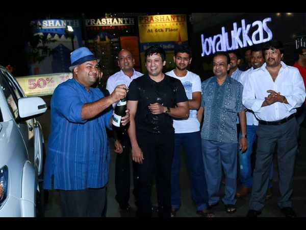 షాంపేన్ పొంగిస్తూ...