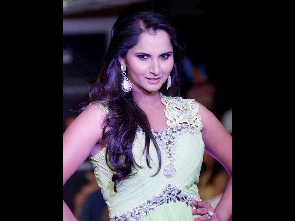 Sania Mirza sizzles in James Bond show1 Sania Mirza sizzles in James Bond show1