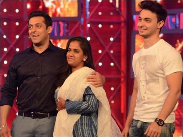 Arpita, Aayush visits Bigg Boss Sets Arpita, Aayush visits Bigg Boss Sets