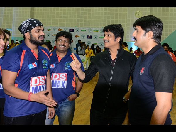 అఖిల్ సిక్సర్లు..