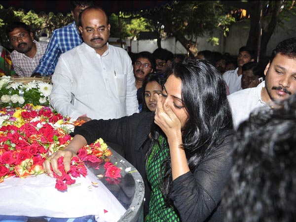 Udayabhanu weeps for Chakri's death Udayabhanu weeps for Chakri's death