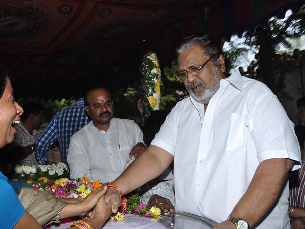 Udayabhanu weeps for Chakri's death Udayabhanu weeps for Chakri's death