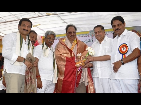 క్రిష్ణం రాజుకు సన్మానం