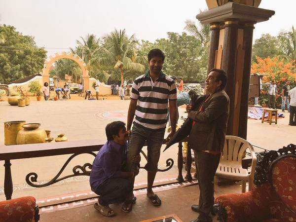 Senior Actor pulls Vennela Kishore's leg! Senior Actor pulls Vennela Kishore's leg!
