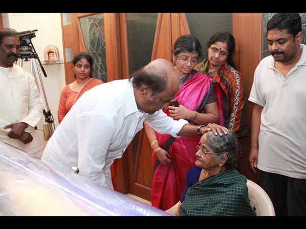 కుటుంబ సభ్యులను పరామర్శిస్తూ...