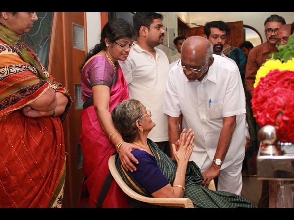 కుటుంబ సభ్యులు ఓదార్పు