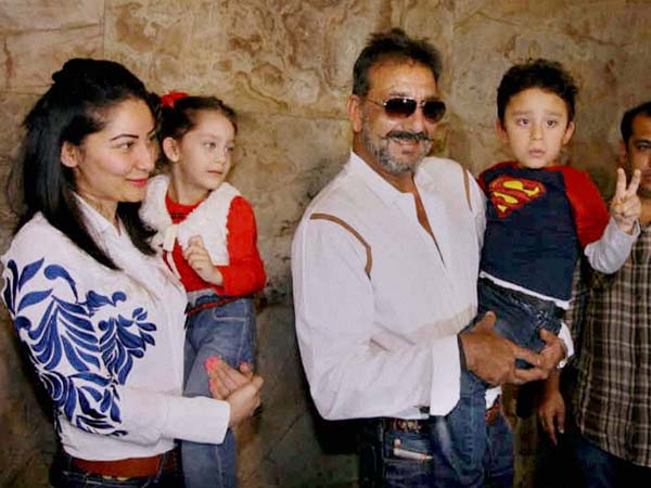 Aamir Khan plans special screening of 'PK' for Sanjay Dutt Aamir Khan plans special screening of 'PK' for Sanjay Dutt