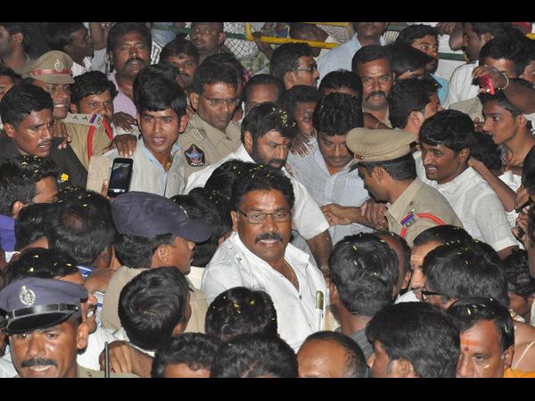 అభిమానం వెలకట్టలేం...