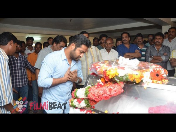 నివాళులు అర్పిస్తున్న ఎన్టీఆర్