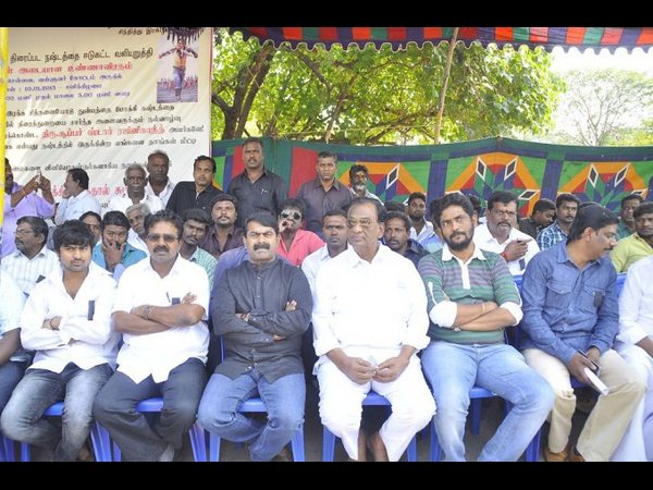 Distributors Protest Against Lingaa Movie Distributors Protest Against Lingaa Movie