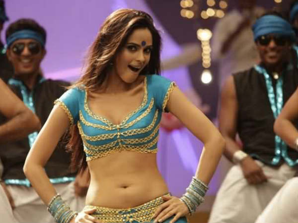 Video Mallika Sherawat makes dirty with her ghaghra Video Mallika Sherawat makes dirty with her ghaghra