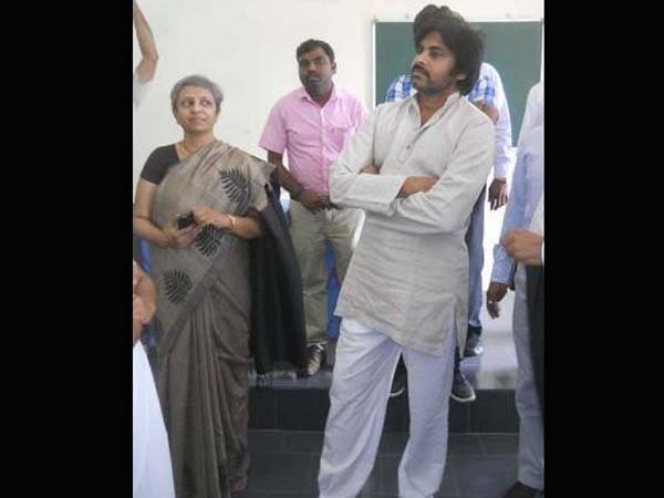 యువతలో ప్రశ్నించే దమ్ము తగ్గిందని