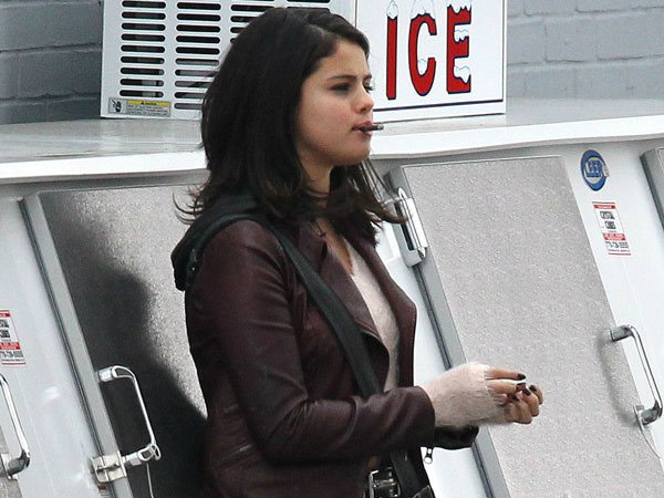 Selena Gomez Smokes A Cigarette On The Sets Selena Gomez Smokes A Cigarette On The Sets