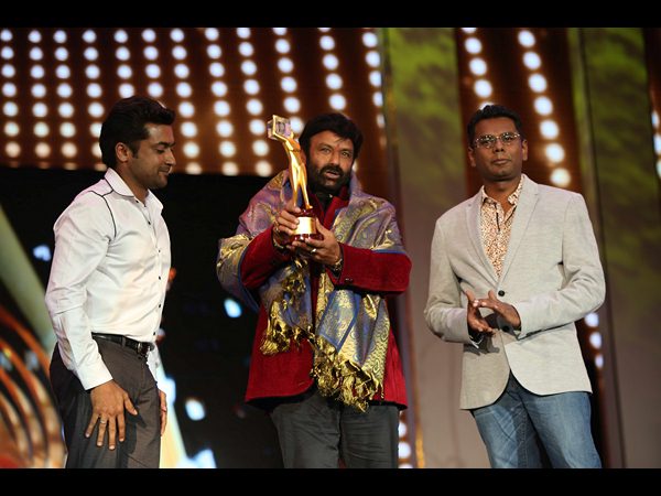 అవార్డుని అందుకున్న వేళ