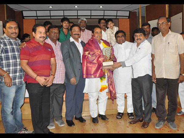 మంత్రికి సన్మానం