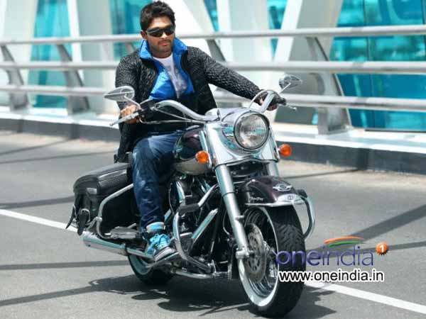 Allu Arjun locks horn with 100 fighters Allu Arjun locks horn with 100 fighters