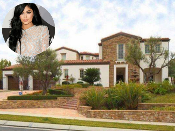 At The Age Of 17, Kylie Jenner Buys A $2.7M Mansion! At The Age Of 17, Kylie Jenner Buys A $2.7M Mansion!
