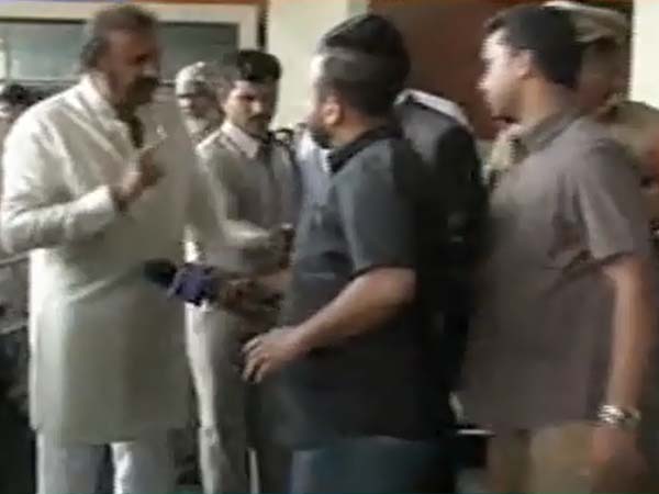 Video : Mohan Babu lands in Controversy Video : Mohan Babu lands in Controversy