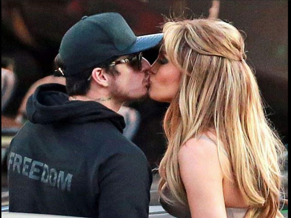 Jennifer Lopez & Casper Smart Confirm Dating With A Kiss! Jennifer Lopez & Casper Smart Confirm Dating With A Kiss!
