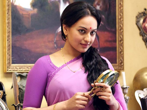 Sonakshi Sinha turns judge for Indian Idol Juniors Sonakshi Sinha turns judge for Indian Idol Juniors