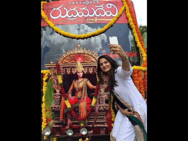 Anushka's selfie with Rudramadevi Anushka's selfie with Rudramadevi