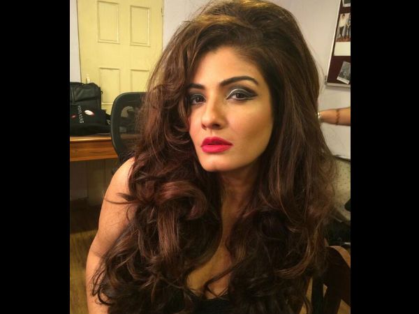 Drunk man misbehaves with Raveena Tandon Drunk man misbehaves with Raveena Tandon