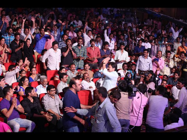 అభిమానులకుఅభివాదం