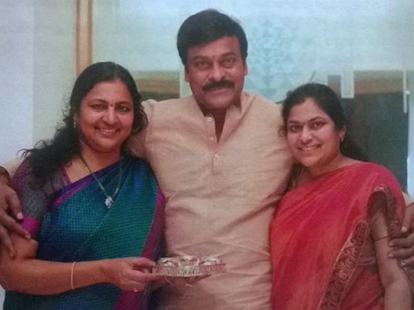 తన చెల్లెళ్లుతో