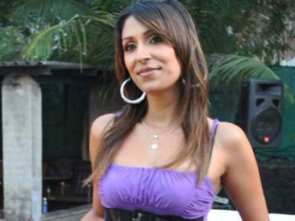 Former 'Bigg Boss' Contestant Pooja Misrra Assaulting The Staff Of A Store In Delhi Former 'Bigg Boss' Contestant Pooja Misrra Assaulting The Staff Of A Store In Delhi