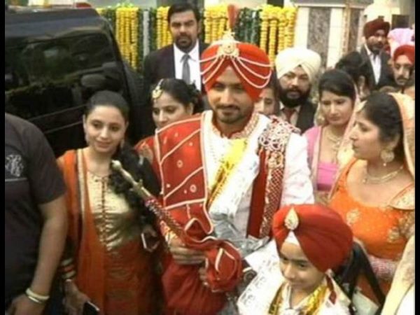 పెళ్లి వేదిక వద్దకు వస్తూ..