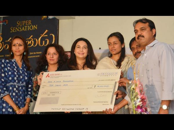 Srimanthudu team donates to Basavatarakam Cancer Hospital Srimanthudu team donates to Basavatarakam Cancer Hospital