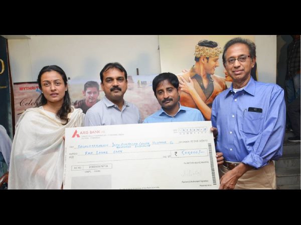 Srimanthudu team donates to Basavatarakam Cancer Hospital Srimanthudu team donates to Basavatarakam Cancer Hospital