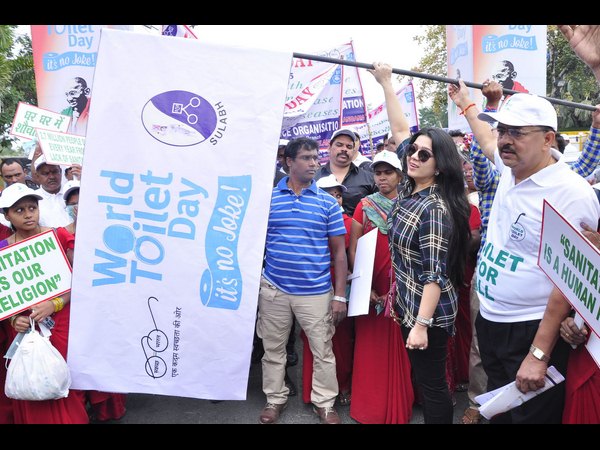 ర్యాలీని ప్రారంభిస్తున్న చార్మి