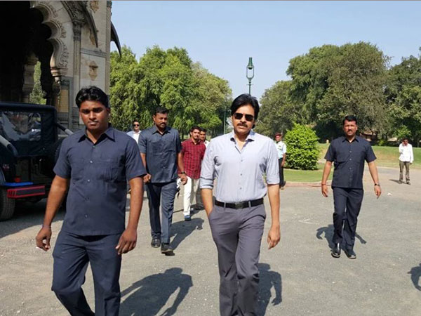 Pawan Kalyan at Sardaar Gabbar Singh Shoot Pawan Kalyan at Sardaar Gabbar Singh Shoot